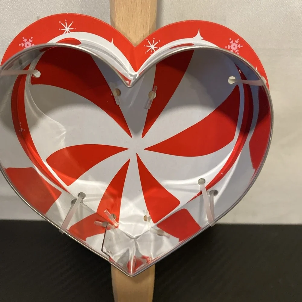 DOLLY PARTON HEART‎ COOKIE CUTTER & I Love DOLLY Wooden Handle Spatula.